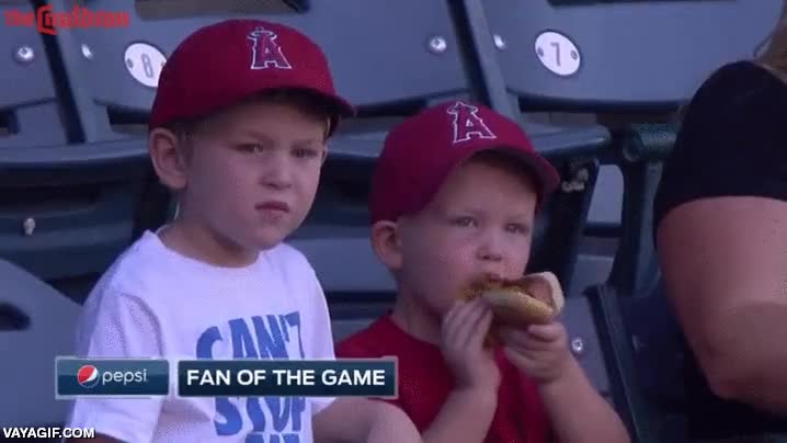 fan of the game,niños,comer,perrito caliente,fail,caerse,pocos reflejos,partido de baseball