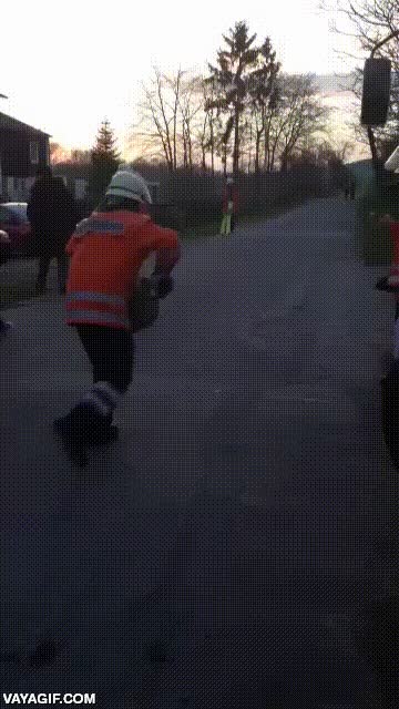 trabajo en equipo,no creo que fuese queriendo,lanzar,manguera,fail,torpeza,bomberos