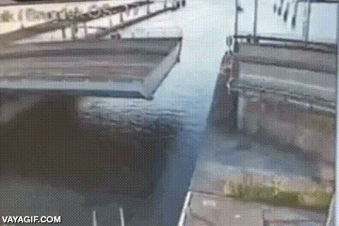 coche,puente,levadizo,fail,al agua,no s&eacute; qu&eacute; pretend&iacute;a