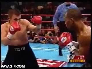 levantarse,fail,KO de pie,se le van las piernas,menudo puñetazo,mala señal cuando pasa eso,boxer,boxeo