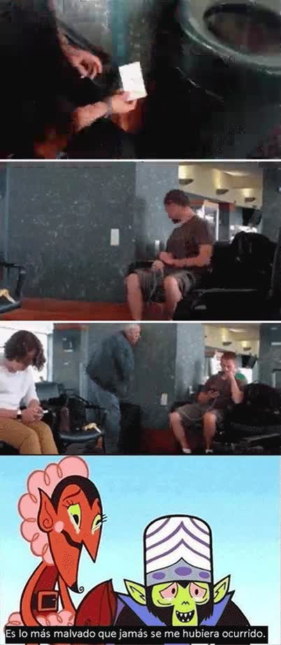 lo más malvado,enchufe,pegatina,aeropuerto,gente desesperada por un enchufe