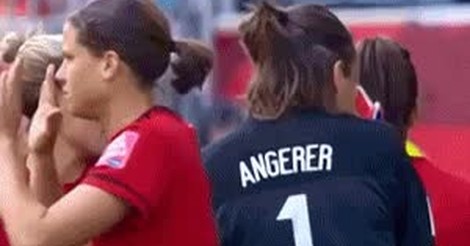 ¡Vaya GIF! / ¡Qué rabia cuando te dejan con el saludo colgando!