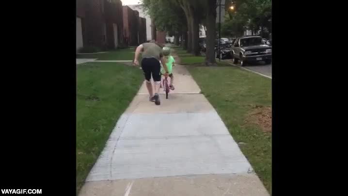 sorpresa,no te lo esperabas y lo sabes,niña,caer,fail,esa rodilla pelada ahí,caida,padre,bicicleta