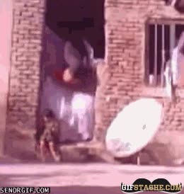 fail,caer,encima,niño,puerta,rompete la espalda