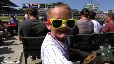 mlb,beisbol,peque&ntilde;o,ni&ntilde;o,cabello,se rap&oacute; el logo del equipo,chicago cubs,pobre ni&ntilde;o es de un equipo que no ha ganado nada en m&aacute;s de un siglo,pasi&oacute;n,lentes,muy alegre,pero se le respeta