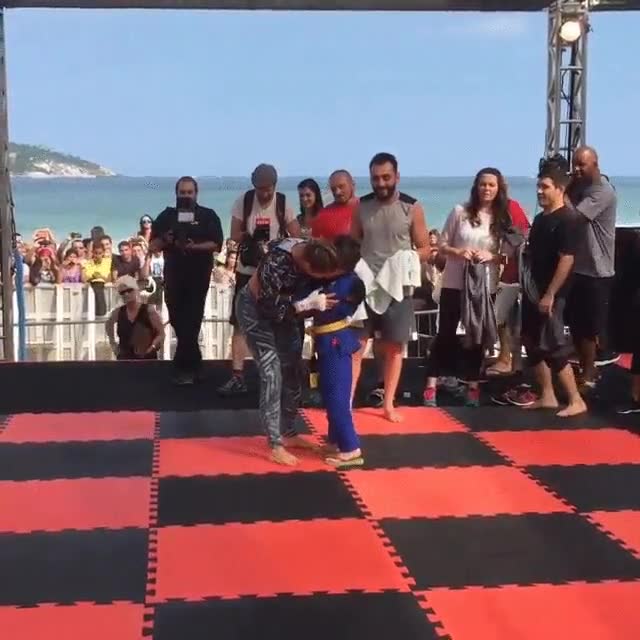 Ronda Rousey, una campeona de MMA, se rinde ante uno de sus fans más jóvenes abrazar,espontaneo,aparecer,surgir,de la nada,niño,ronda rousey,luchadora,mma