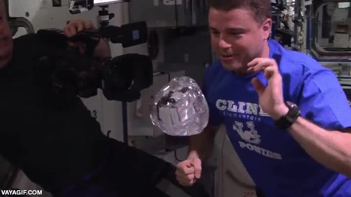 ISS,agua,gopro,metida,sumergida,grabaci&oacute;n,astronautas,como ni&ntilde;os chicos