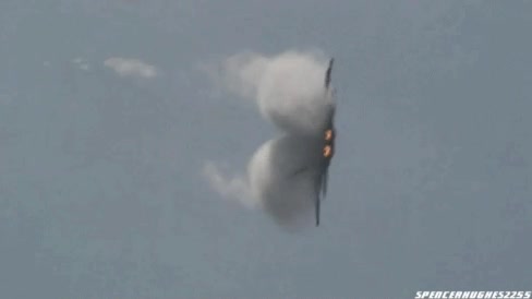 Un F-22 realizando una maniobra de giro con la que se alcanza los 9G f-22,avion de combate,giro,maniobra,vuelo