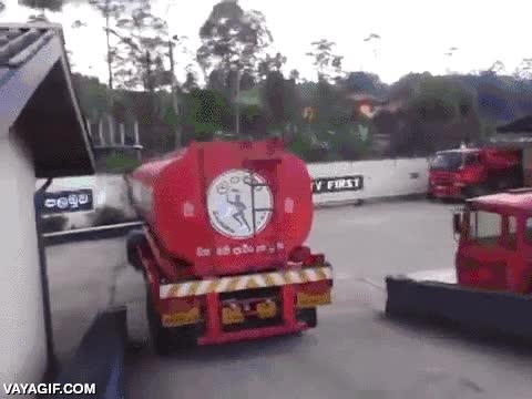 giro perfecto,medido,clavado,girar,camion cisterna,maniobra,camionero