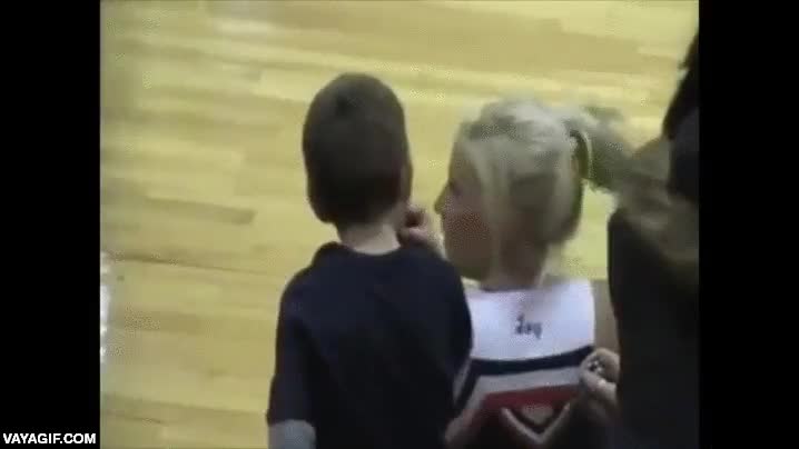 animadora,pedir,beso,echarle morro,partido,basket,vaya crack