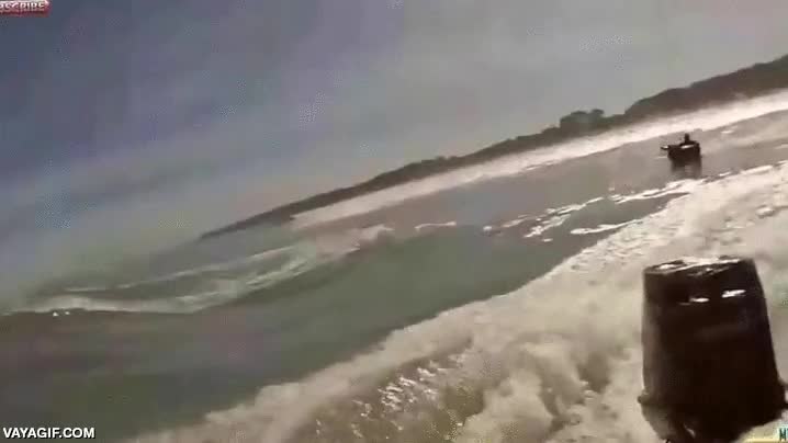 pedazo de salto,sube varios metros,tubing,lancha