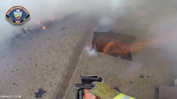 Así se abren paso los bomberos a una casa en llamas desde el techo abrir,agujero,sierra electrica,sierra mecanica,bomberos,valientes
