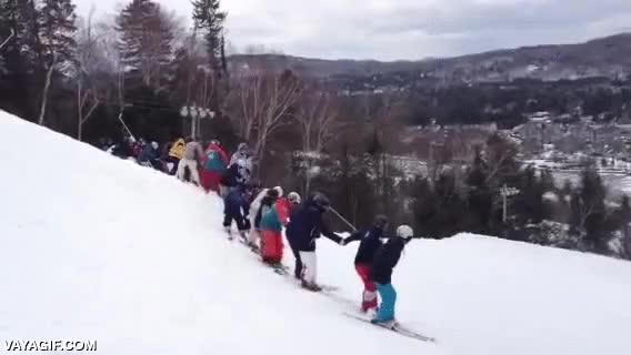 Enlace a Un backflip esquiando en grupo siempre es más divertido