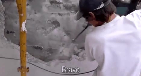 Este obrero ruso te muestra cómo se usa correctamente un martillo hidráulico bravo,ivane,toda la pared a golpes,sin enchufarlo ni nada,martillo pilón,hidráulico