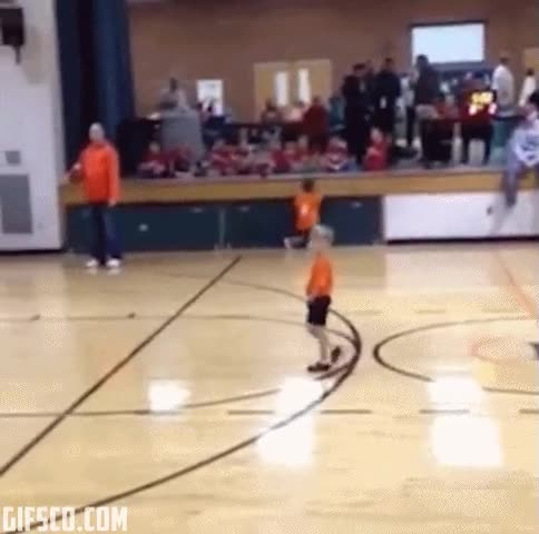 ni&ntilde;o,en medio,manos en los bolsillos,no moverse,disimula,actua con naturalidad