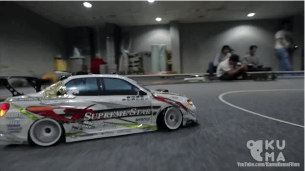 maestria,lo clava,aparcar,entre coches,derrapar,drifting