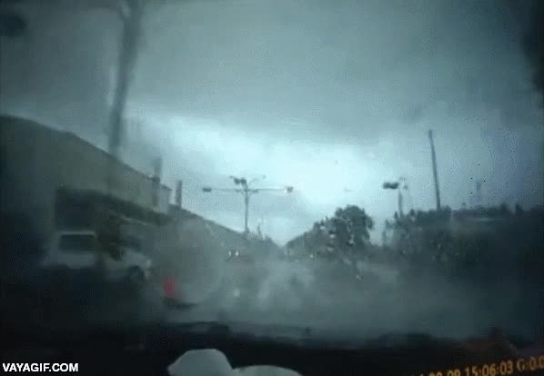 Esto es lo que pasa cuando un tornado te pasa por encima por la carretera miedo,terror,tornado,fuerza natural,donde ha ido el coche blanco?