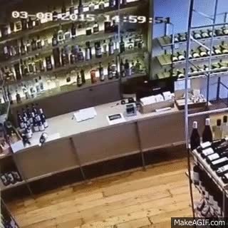 La ventaja de contratar jugadores de baseball para tu tienda de venta de vinos buenos reflejos,al vuelo,atrapar,caer,camara de vigilancia,feel like flash,botella,salvar