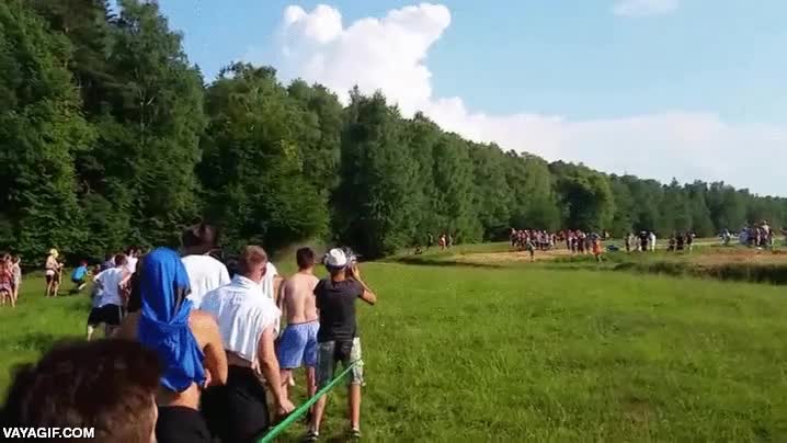 por suerte,si llega a correr hacia el otro lado le pilla,coche,rally