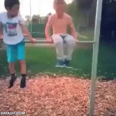 fail,chica,rodar,dar vueltas,hojarasca,al suelo