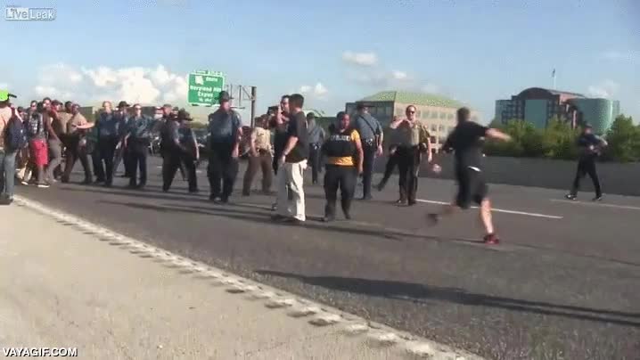 vacilar,autopista,cortar,ferguson,placaje serio,estampar,contra el suelo