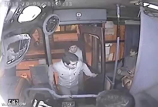 por listo,intento de robo,cerrar la puerta,conductor con una porra,manos pilladas y a recibir golpes