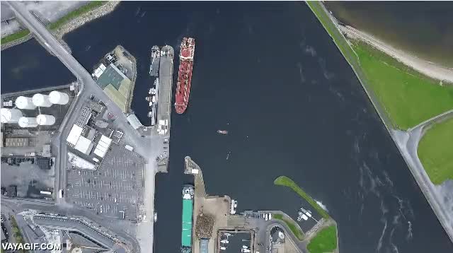 justo,pasar,portabarcos,puerto,agua,mar