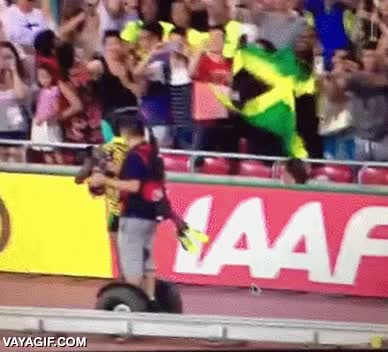 Enlace a Ussain Bolt atropellado por un cámara en segway mientras celebraba una de sus medallas de oro