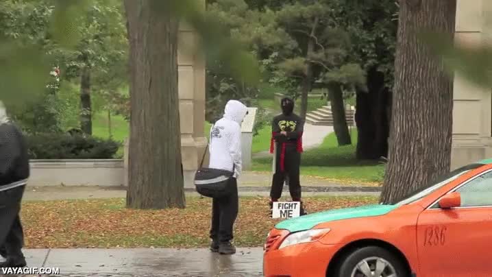 luchar,fight me,pelea,coge el arma,sorpresa