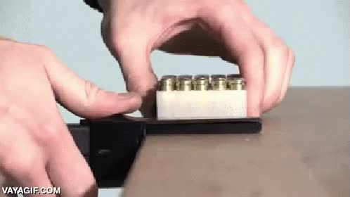 en todo lo que sea armas nos salimos,balas,cargador,recargar,magnetico supongo