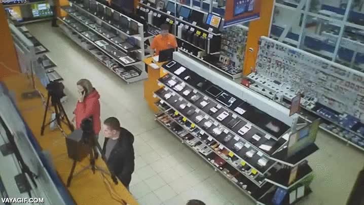 Parece que alguien no quedó satisfecho con la calidad de los productos electrónicos de esta tienda tienda,satisfecho,palanca,romper,tienda de electronica,cliente insatisfecho