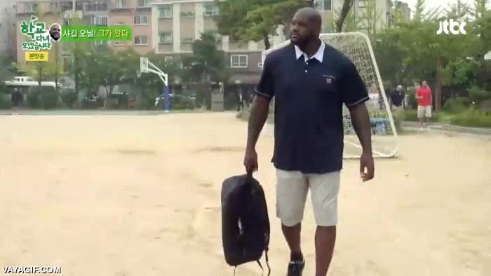 Cuando Shaq pide un choque de puños, lo consigue en el país del mundo que esté shaq,shaquille o'neal,fist bump,choque de puños,niños como locos,corea
