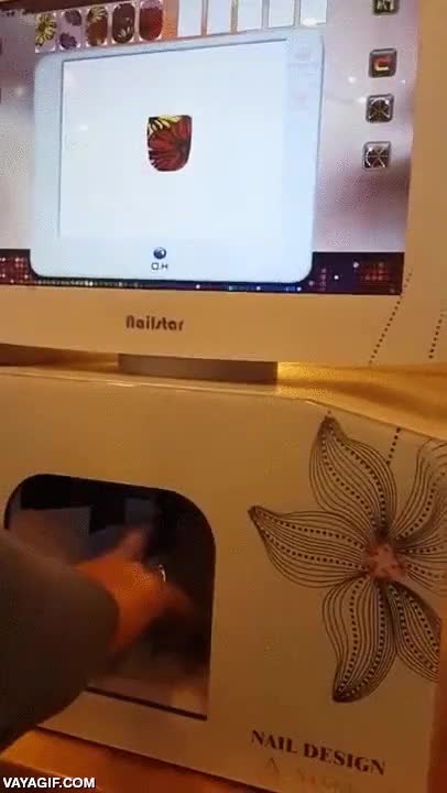 u&ntilde;as,pintadas,nail polish,maquina,robot,tecnolog&iacute;a,el futuro amigos