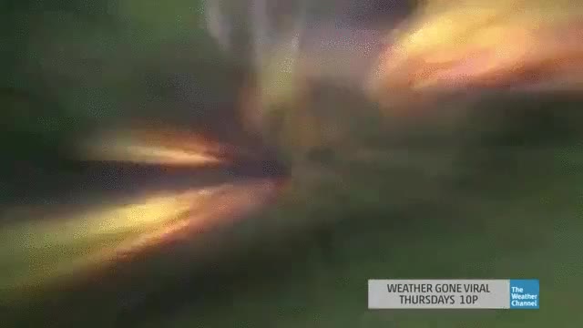 firenado,tornado,en teoría cayó un rayo sobre un lago lleno de bourbon,locura,fuego,incendio