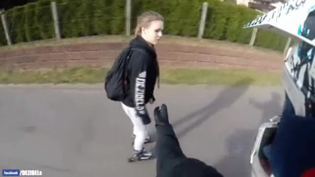 conceder,tomar,coger,de la mano,llevar,motorista,chica,patines,rollerskates