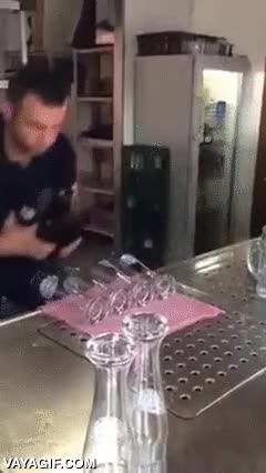 cuatro,servir,echar,4 a la vez,cerveza,botellas