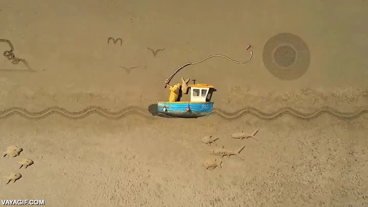 Una animación de pesca en stop-motion sobre arena con final sorpresa final,tiburón,pez,peces,pescador,barca,saltar,stop motion,arena,playa