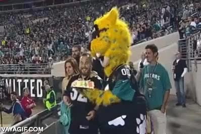 Las mascotas de los estadios estadounidenses saben lidiar con los espontáneos pastelazo,tartazo,pastel,tarta,cumpleaños,mascota,descanso,chica,rubia,esto está más preparado que la sopa de sobre