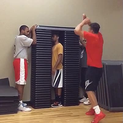 saltar,no debe ser bajito,facil roza los dos metros,se pone de pie,jugadores de basket,baloncesto