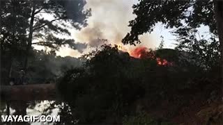 saltar,coche,en llamas,rampa,agua,lago,fuego,en marcha,especialista de acci&oacute;n