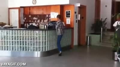 sin brazos,de pie,mostrador,tirarlo todo,enfadado,menudo pronto,y qu&eacute; fuerza de piernas para subirse ah&iacute;