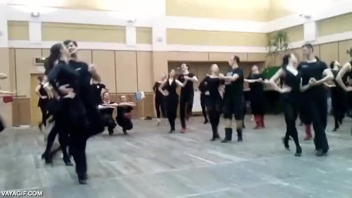 inevitable,desafiando la gravedad,baile tradicional ruso,cuadro de ballet,bailarines