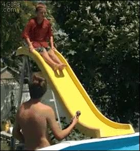 Cuando no quieres aceptar que ya se acabó tu infancia y la vida se encarga de recordártelo tobogan,de agua,acuatico,fail,demasiado grande,no aguantar,mal apoyado,ya no eres un niño