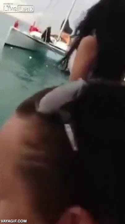 agua,vestido,tirarse,novia,quedarse atrapado,quitartelo o morir,ahogada