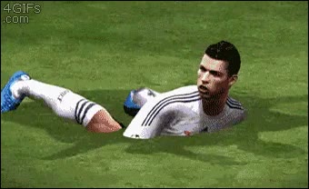 Había oído eso de que hay jugadores de fútbol que desaparecen en el campo, pero no así Fifa,Cristiano ronaldo,fail,desaparecer,cesped movedizo