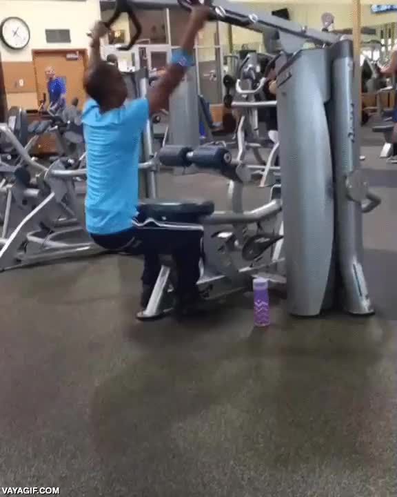 Enlace a Si no sabes cómo se usa en realidad una máquina del gimnasio, improvisa