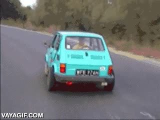 al reves,dar la vuelta a la carrocería,carretera,locura,efecto increíble si lo ves desde otro coche