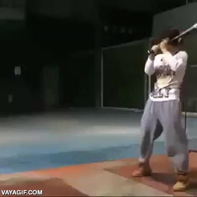 Ten cuidado en la siguiente imagen, te puedes llevar un pelotazo chica,bate,beisbol,pelotazo,cámara,susto,máquina,batear
