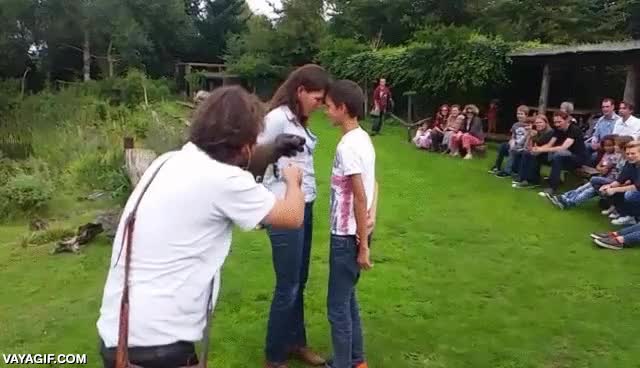 &aacute;guila,entre dos personas,a traves de espacios peque&ntilde;os,volar,cetreria,cetrero