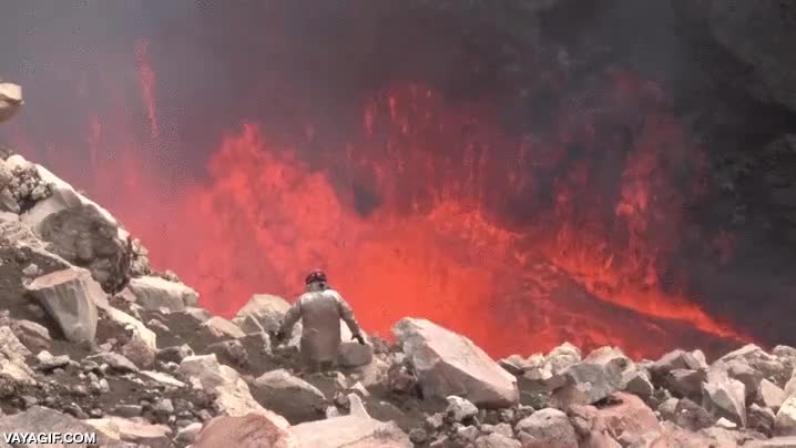 Si los que se hacen fotos con el mar embravecido de fondo te parecen unos temerarios... mar,lava,fuego,foto,muy bien puestos,magma,mucho valor,valiente